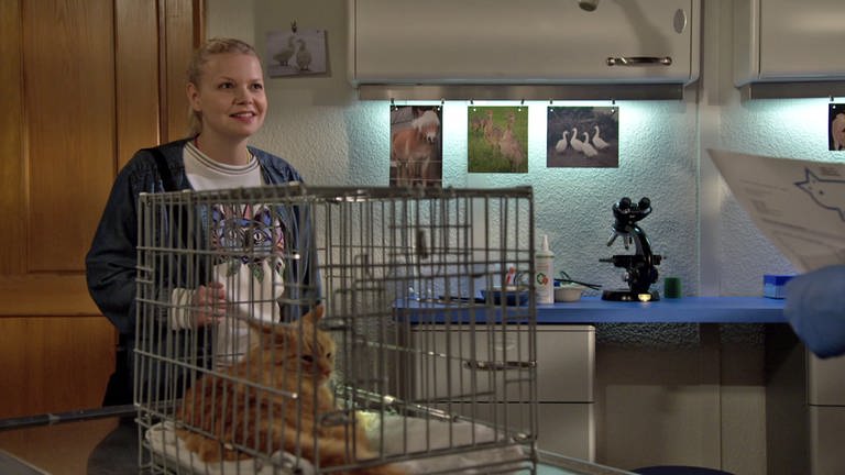 Saskia holt ihre Katze beim Tierarzt ab (Foto: SWR)