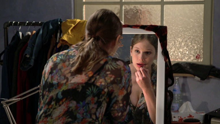 Celine steht vor ihrem Spiegel und schminkt sich (Foto: SWR)