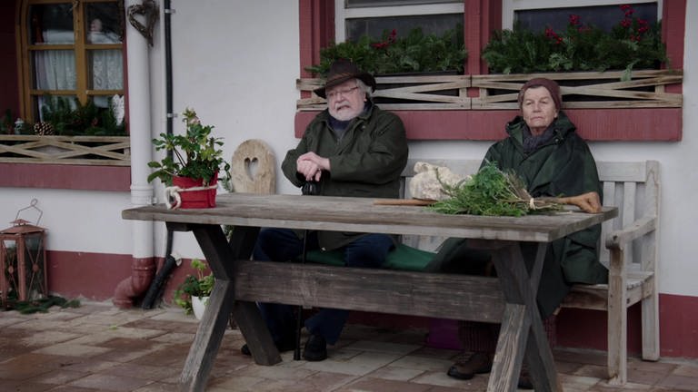 Hermann und Lioba sitzen auf der Bank vor dem Fallerhof. (Foto: SWR)