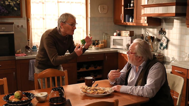 Karl redet in der Küche auf Hermann ein, der Süßigkeiten isst. (Foto: SWR, Johannes Krieg)