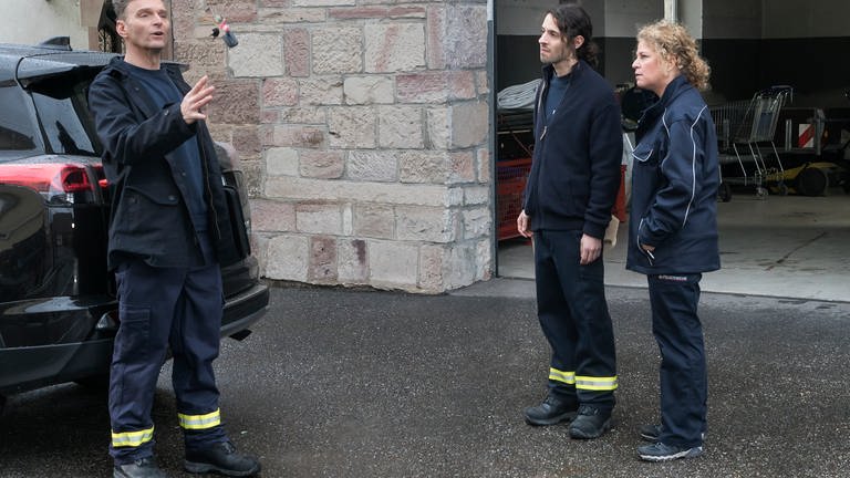 Uli Zimmermann, Albert und Bea vor dem Feuerwehrhaus (Foto: SWR, Stephanie Schweigert )