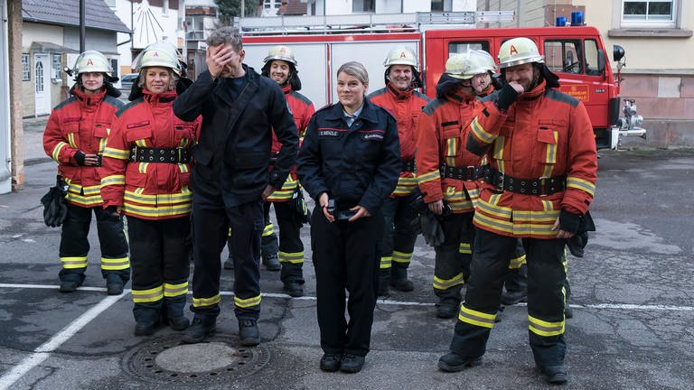Die Feuerwehrmannschaft steht vor dem Feuerwehrhaus (Foto: SWR, Stephanie Schweigert)