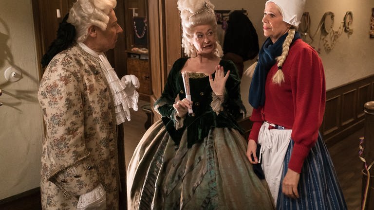 Franz als Casanova, Johanna als Marie-Antoinette und Kati als Frau Antje aus Holland verkleidet auf dem Weg zur Fasnet (Foto: SWR, Stephanie Schweigert)