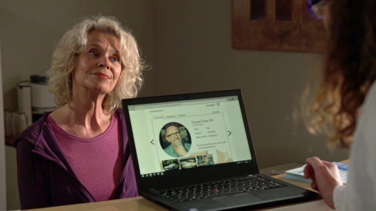 Kati präsentiert Monique ihre "Ausbeute" vom Datingportal auf ihrem Laptop (Foto: SWR)