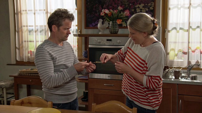Markus gibt Evelyn in der Fallerküche ein Stück Käse zum Probieren (Foto: SWR)