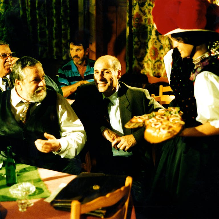 Eine Feier im Nebenraum des Löwen, man sieht Hermann, Franz, ein Schwarzwaldmädel und Gäste (Foto: SWR)
