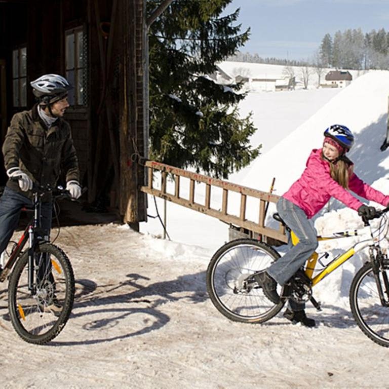 Albert und Lena auf ihren Fahrrädern im Schnee (Foto: SWR, SWR/Georg Zengerling -)