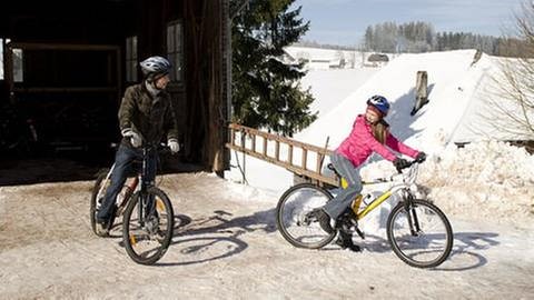 Albert und Lena auf ihren Fahrrädern im Schnee (Foto: SWR, SWR/Georg Zengerling -)