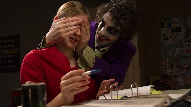 Albert, als Joker verkleidet, hält Celine die Augen zu (Foto: SWR, SWR/Michael Ciesielski -)
