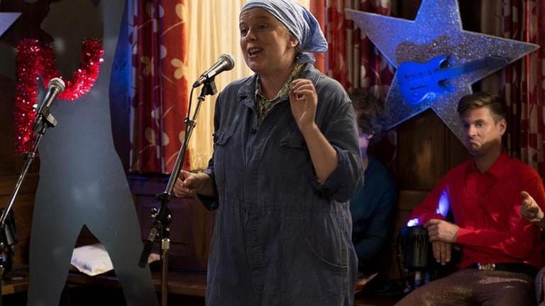 Evelyn Riedle beim Karaoke-Singen im Löwen (Foto: SWR, SWR/Stephanie Schweigert -)