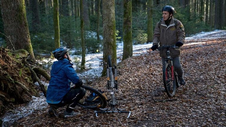 Sebastian und Sam im Wald, Sam repariert sein Fahrrad (Foto: SWR, SWR/Stephanie Schweigert -)