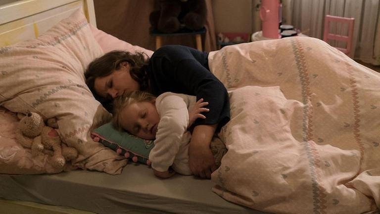 Folge 1040 - Eva hat sich an Carlotta gekuschelt, beide schlafen (Foto: SWR, SWR/Stephanie Schweigert -)