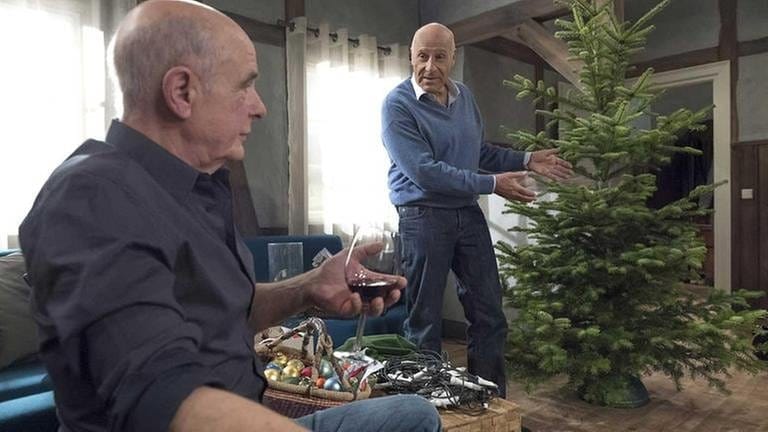 Franz präsentiert Heinz den Weihnachtsbaum (Foto: SWR, SWR/Alexander Kluge -)