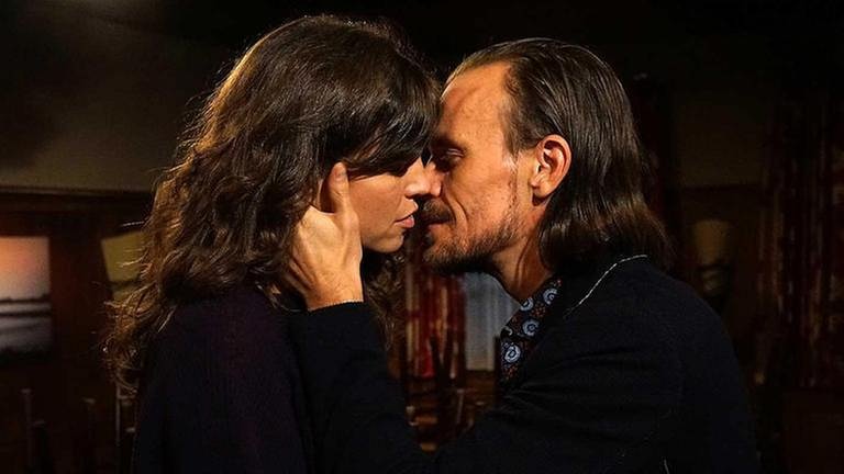 Eva und Constantin küssen sich (Foto: SWR, SWR/Johannes Krieg -)