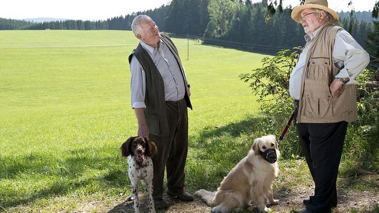 Zimmermann Senior und Hermann mit ihren beiden Hunden am Waldrand (Foto: SWR, SWR/Georg Zengerling -)