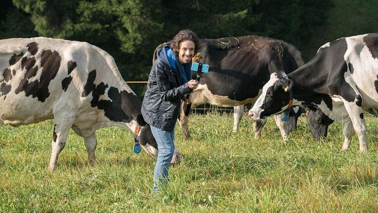 Albert filmt Kühe auf der Weide und hat ganz offensichtlich Spaß dabei (Foto: SWR, SWR/Stephanie Schweigert -)