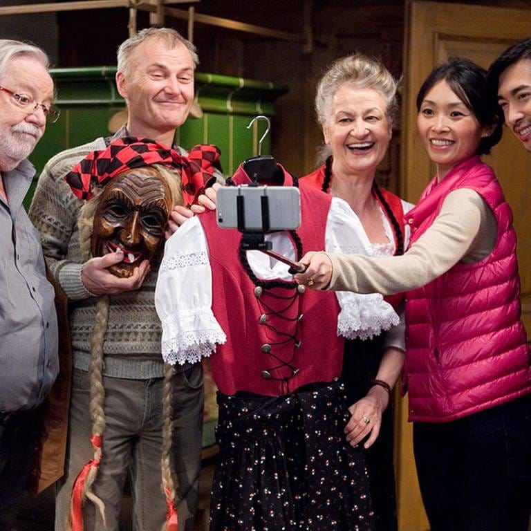 Hermann, Johanna und Karl machen ein Selfie mit den chinesischen Feriengästen (Foto: SWR, SWR/Martin Furch -)