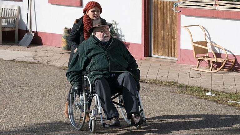 Jenny schiebt Hermann in seinem Rollstuhl (Foto: SWR, SWR/Stephanie Schweigert -)