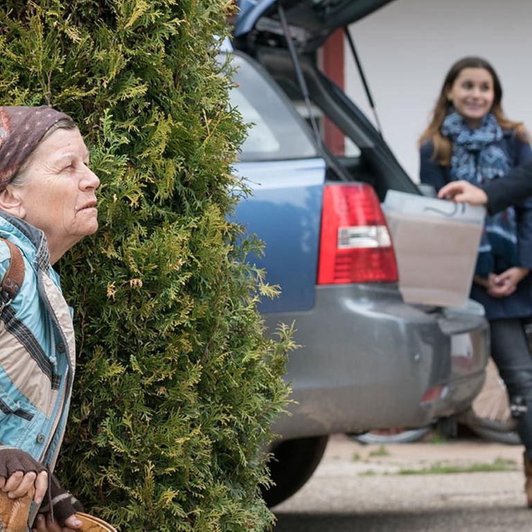Lioba belauscht Jenny und Sebastian, die ihre Einkäufe aus dem Auto laden (Foto: SWR, SWR/Stephanie Schweigert -)