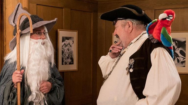 Herr Weiss, als Merlin verkleidet, und Hermann, als Pirat verkleidet, im Vorzimmer des Bürgermeisters (Foto: SWR, SWR/Stephanie Schweigert -)