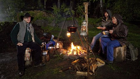Toni, Albert und Sebastian sitzen im Wald an einem Lagerfeuer (Foto: SWR, SWR/Peter Sebera -)