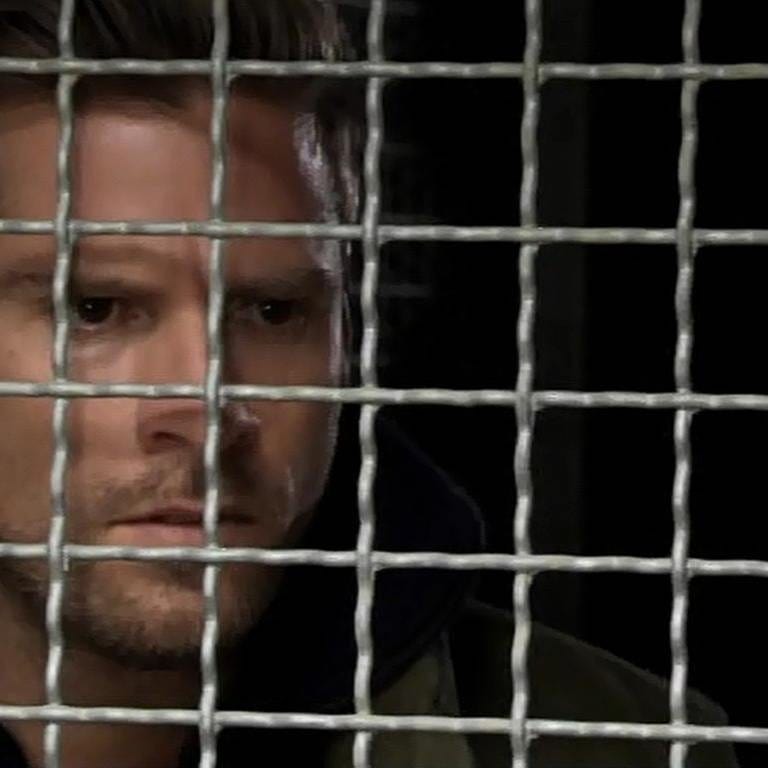 Andreas guckt durch ein Gitter (Foto: SWR, SWR -)
