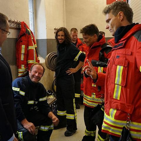 Der Feuerwehrtrupp nach einem Einsatz im Feuerwehrhaus (Foto: SWR, SWR/Johannes Krieg -)