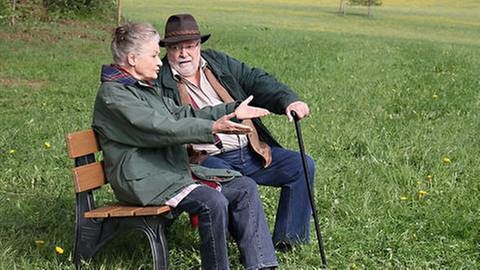 Hermann und Johanna sitzen auf einer Bank auf der grünen Wiese (Foto: SWR, SWR/Johannes Krieg -)