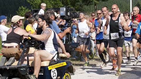 Team dreht Start des Marathonlaufs (Foto: SWR, SWR/Martin Furch -)