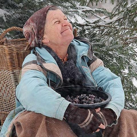 Lioba sitzt im Schnee und freut sich (Foto: SWR, SWR/Johannes Krieg -)