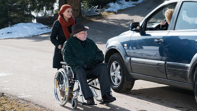 Jenny schiebt Hermann in seinem Rollstuhl, Bea sitzt in ihrem Wagen (Foto: SWR, SWR/Stephanie Schweigert -)