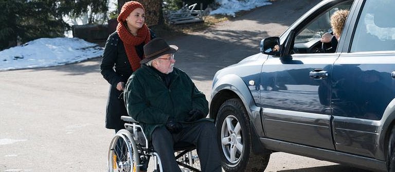 Jenny schiebt Hermann in seinem Rollstuhl, Bea sitzt in ihrem Wagen (Foto: SWR, SWR/Stephanie Schweigert -)