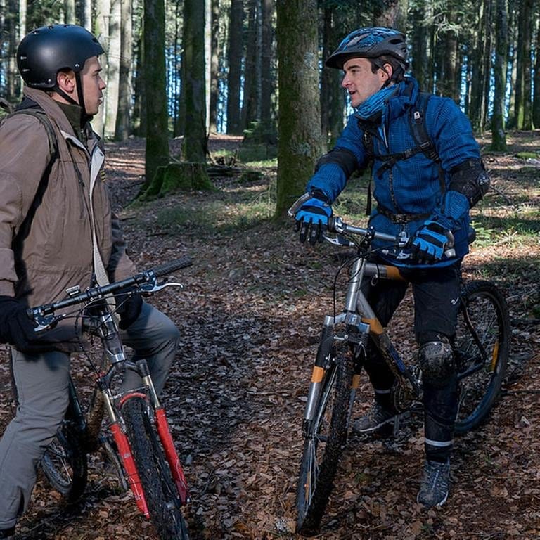 Sebastian und Sam mit ihren Fahrrädern im Wald (Foto: SWR, SWR/Stephanie Schweigert -)