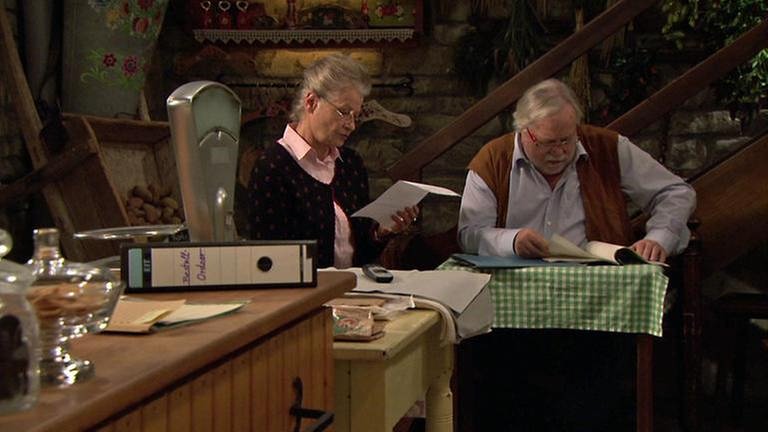 Johanna liest Hermann, der mit ihr im Hofladen an einem Tisch sitzt, einen Brief vor (Foto: SWR, SWR -)