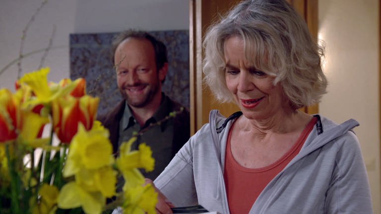Kati und Bernd mit einem großen Blumenstrauß in der Praxis (Foto: SWR)