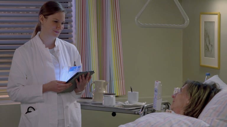 Celine mit einer Patientin im Krankenzimmer (Foto: SWR)