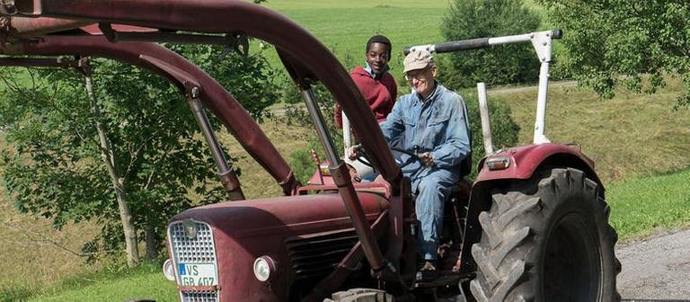 Tayo fährt mit Karl Traktor (Foto: SWR, SWR/Stephanie Schweigert -)