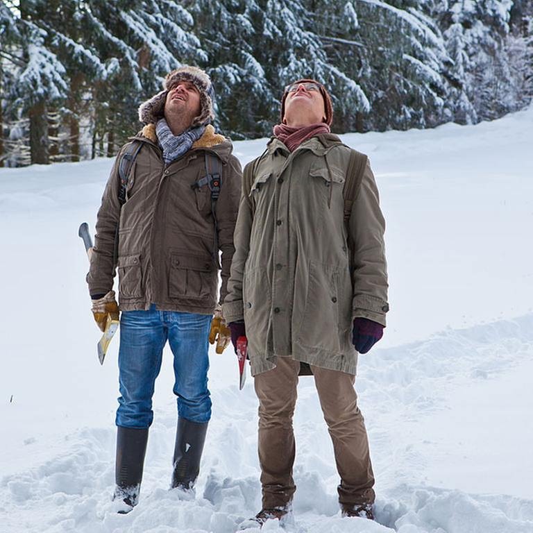 Andreas und Karl stehen im tiefen Schnee am Waldrand und schauen in den Himmel (Foto: SWR, SWR/Peter Sebera -)