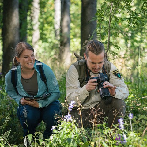 Sebastian und Susanne fotografieren Pflanzen im Wald (Foto: SWR, d:light / Christian Koch)