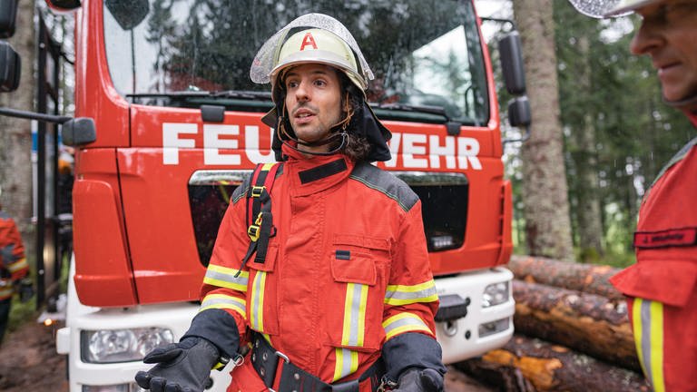 Albert mit der Feuerwehr im Einsatz im Wald (Foto: SWR, d:light / Christian Koch)