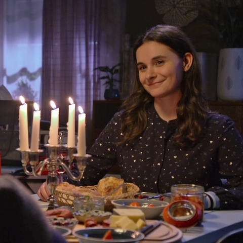 Jenny und Sebastian beim Candle-Light-Dinner zu Hause (Foto: SWR)