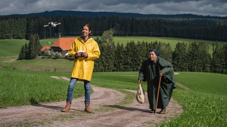 Albert lässt eine Drohne fliegen, Lioba ist hinter ihm (Foto: SWR, d:light / Christian Koch)