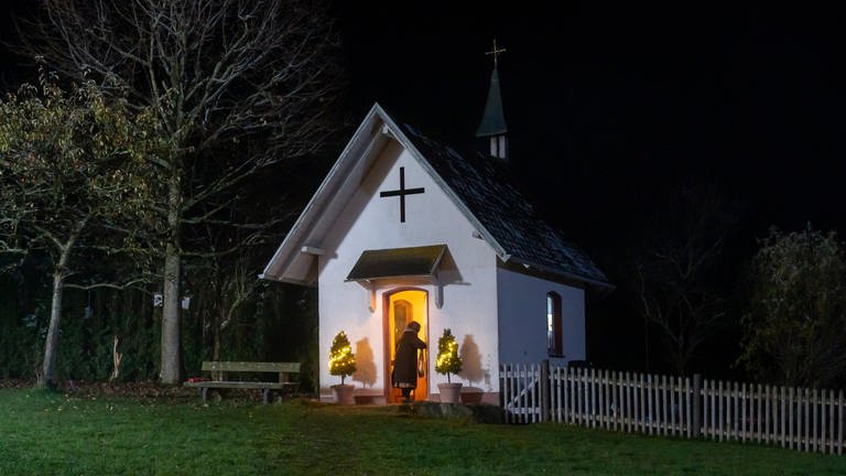 Lioba betritt die Fallerhofkapelle bei Nacht (Foto: SWR, Patricia Neligan)