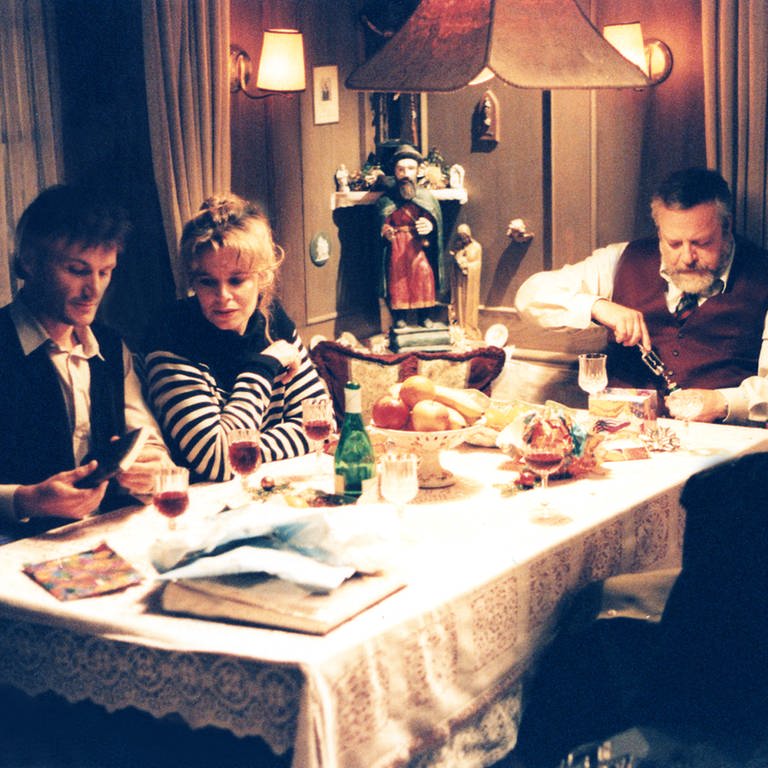 Karl, Kati und Herman im Wohnzimmer beim Essen (Foto: SWR)