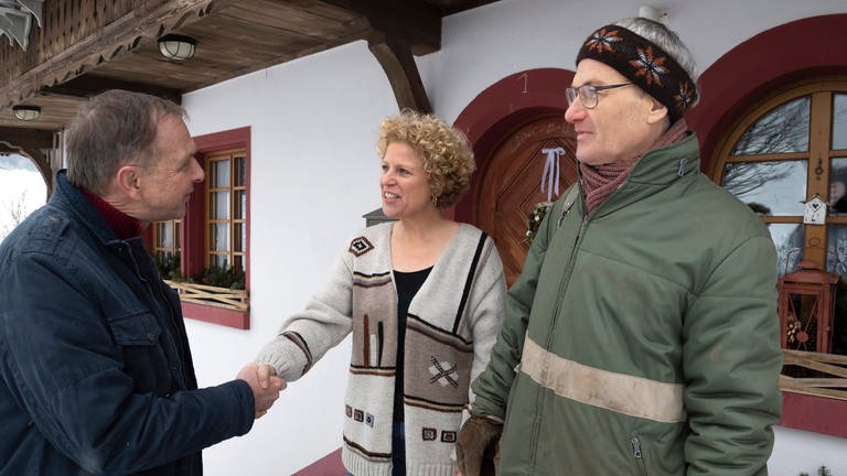 Bea und Karl begrüßen einen neuen Feriengast (Klaus Gülker) (Foto: SWR, Alexander Kluge)