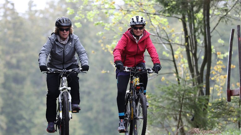Bea und Simone auf ihren Mountainbikes (Foto: SWR, Johannes Krieg)