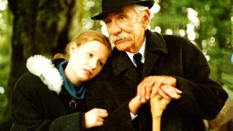 Wilhelm und seine Enkelin Eva sitzen auf einer Bank