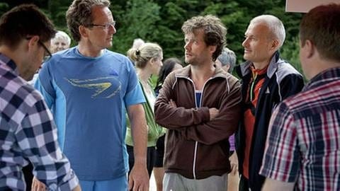 Bernhard, Riedle und Karl mit anderen Marathonteilnehmern bei der Anmeldung (Foto: SWR, SWR/Martin Furch -)