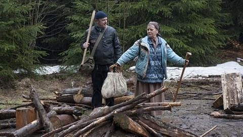Toni und Lioba vor einem Scheiterhaufen im Wald (Foto: SWR, SWR/Stephanie Schweigert -)