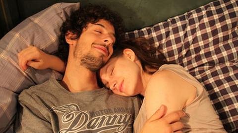 Albert und Celine liegen aneinandergekuschelt im Bett (Foto: SWR, SWR/Ralf Nowack -)